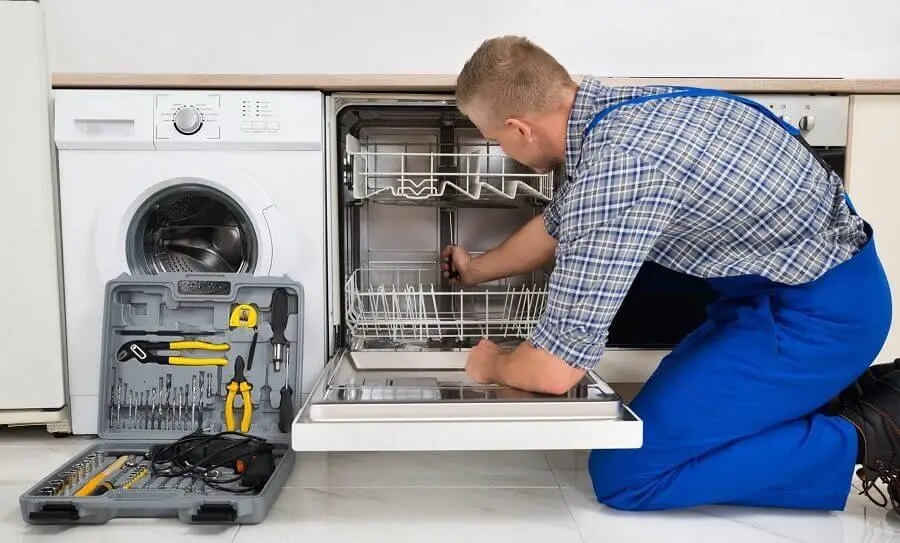 Aliağa Electrolux servisi teknisyen ekibi beyaz eşya tamiri yaparken